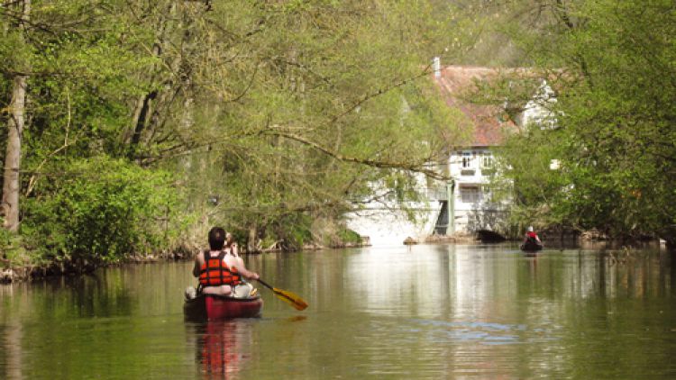 Kanus paddeln auf einem Fluss